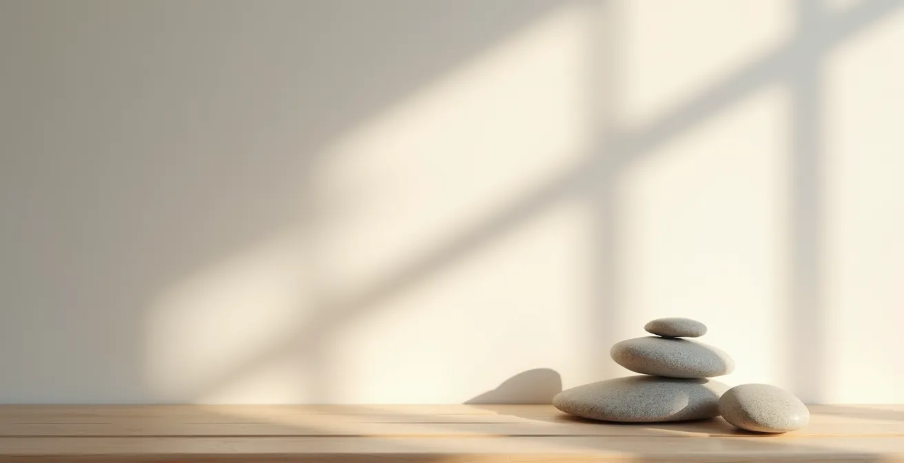 Ambiente minimalista con luce naturale che suggerisce energia e rinnovamento